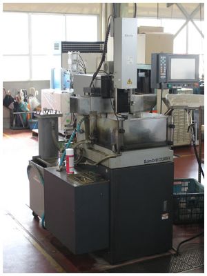 望月プレス工業所_NC細穴放電加工機